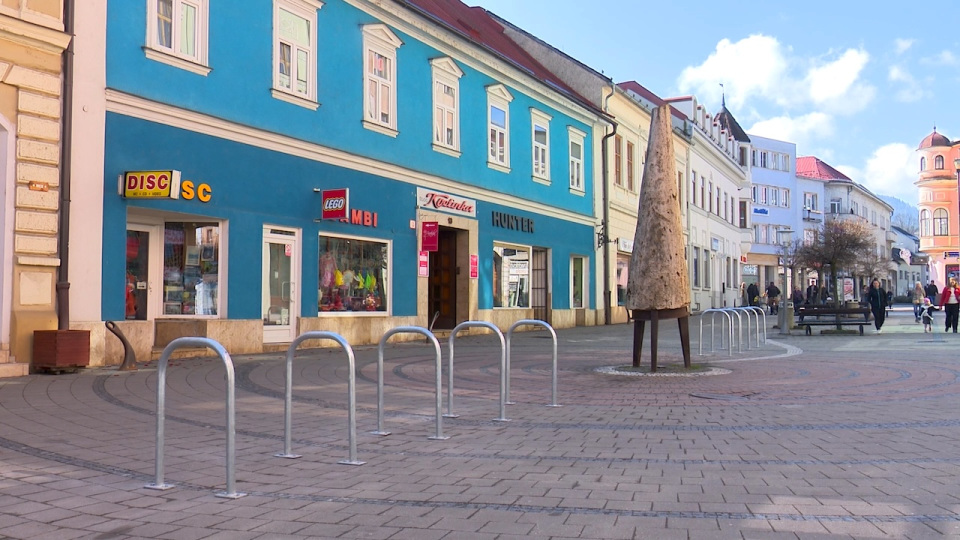 Stojany vyvolali kritiku