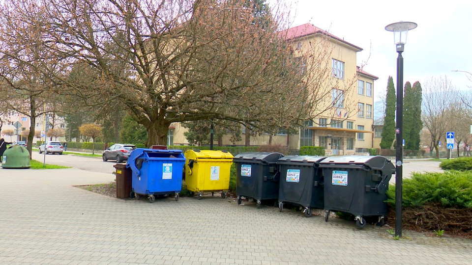 Kontajnery pod sakurou